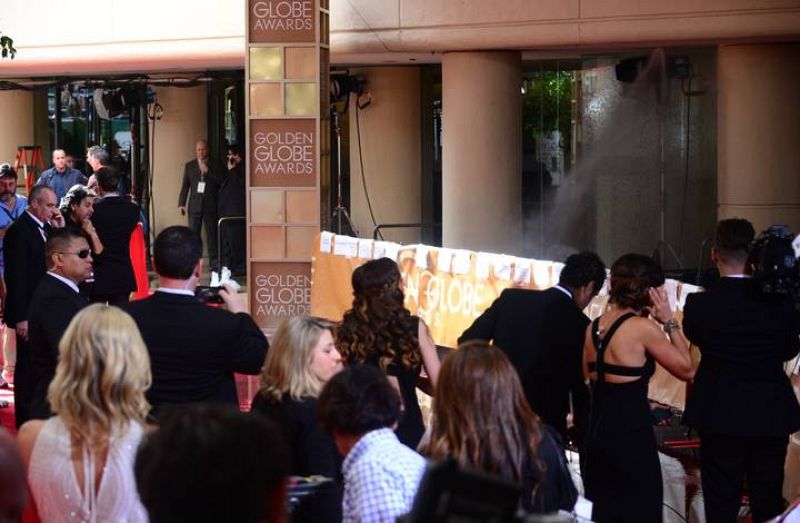 Las estrellas empiezan a llegar a la alfombra roja pese a una pequeña fuga de agua que ha sido rápidamente solventada.