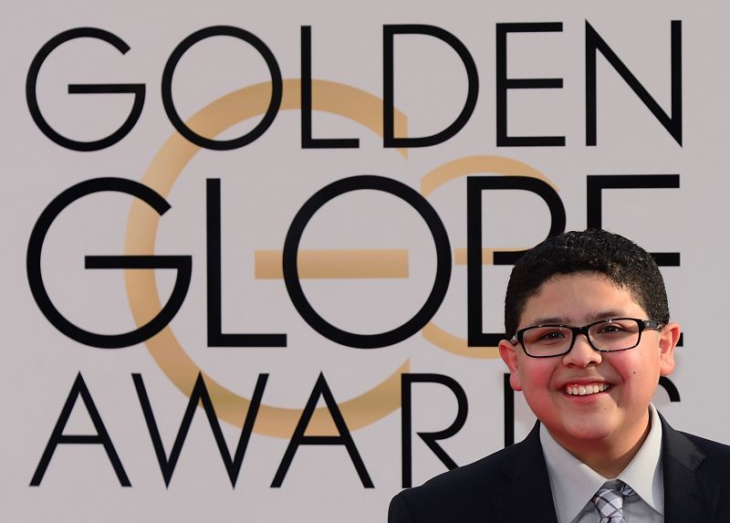 Otro jovencísimo de la serie 'Modern Family', Rico Rodriguez, a su llegada en la alfombra roja.