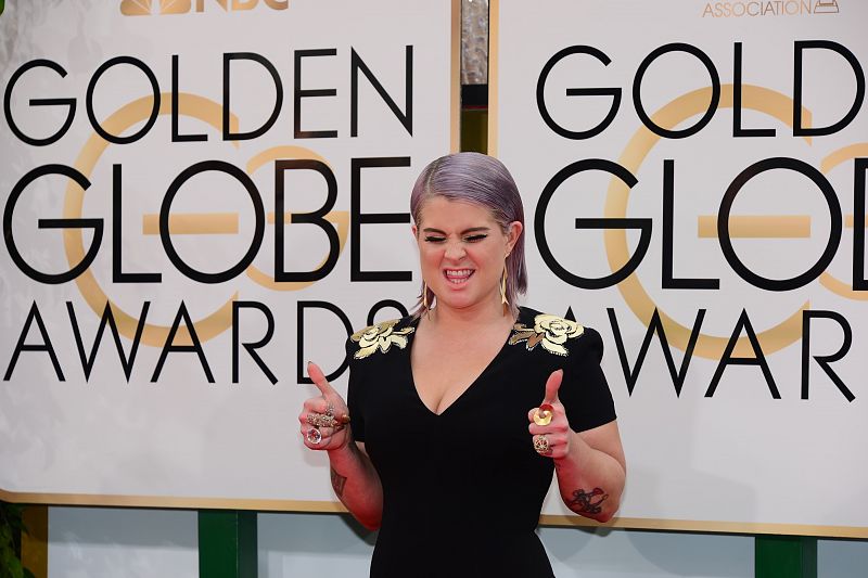 La cantante y actriz Kelly Osbourne en su llegada a la alfombra roja.