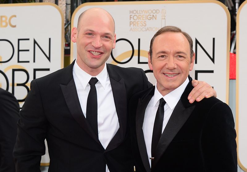 Kevin Spacey y Corey Stoll posan juntos en su llegada a la gala de los Globos de Oro 2014.