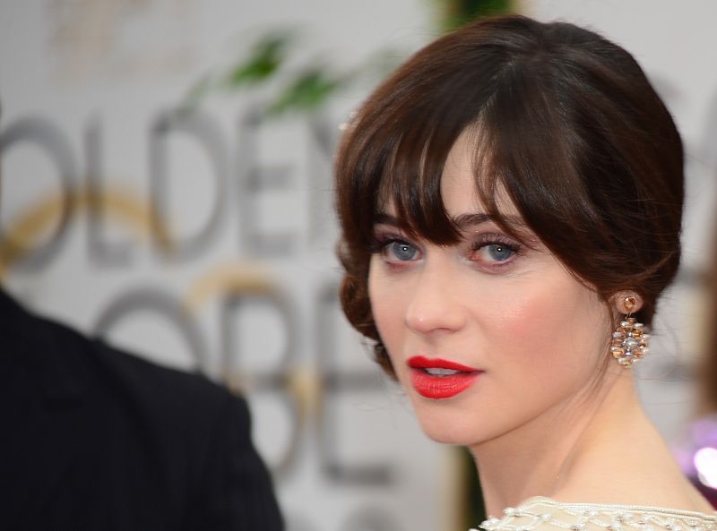 Zooey Deschanel ('New Girl') en la alfombra roja de los Globos de Oro.