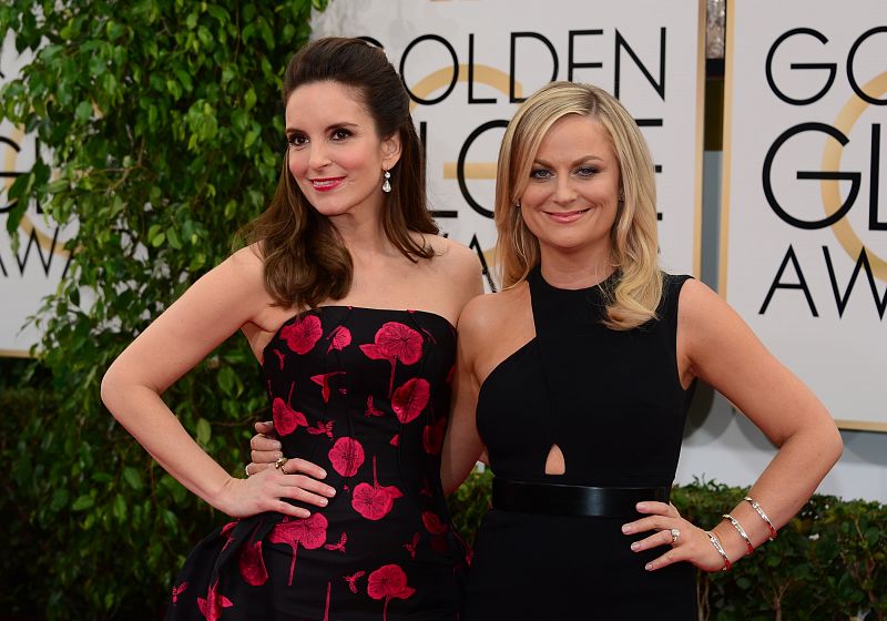 Las presentadoras Tina Fey y Amy Poehler  han bromeado con la prensa al posar juntas.