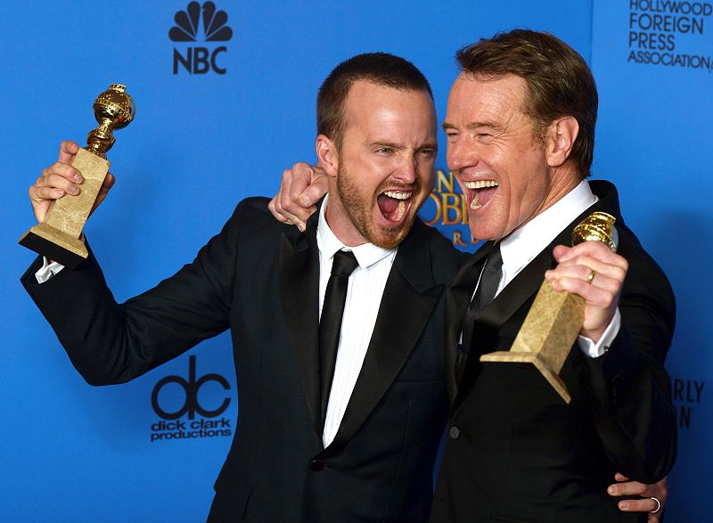 Los actores Aaron Paul y Bryan Cranston con los premios a mejor serie dramática y mejor actor de serie de televisión  por ' Breaking Bad'.
