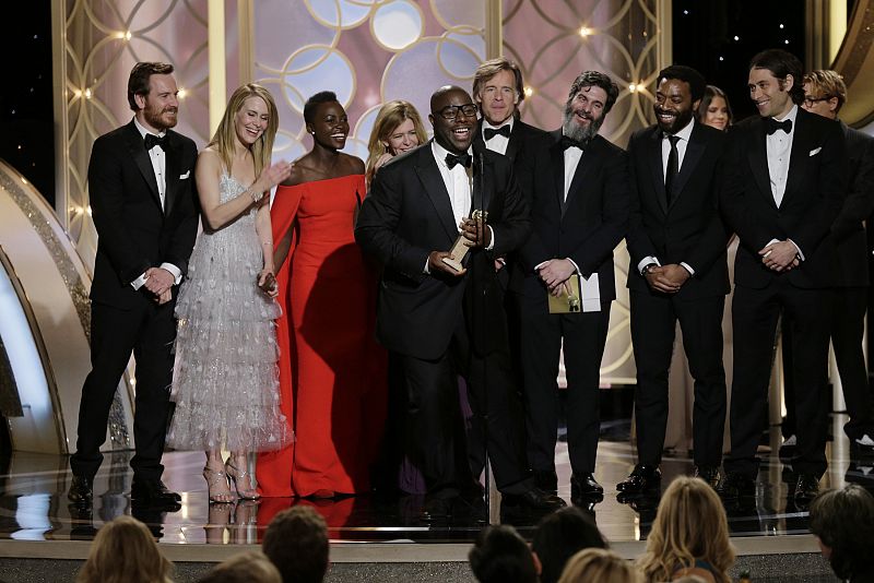 El director británico Steve McQueen celebra su victoria en los Globos de Oro por su película 'Doce años de esclavitud' mejor con parte de su equipo.