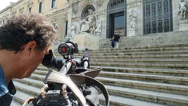 El reportero Marcelo Illán haciendo un plano de entrada de Emilio Gutiérrez Caba