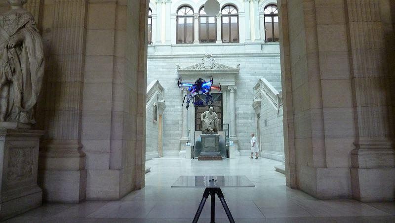 Grabación interior junto a la figura de Menéndez Pelayo