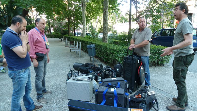 Primer día de grabación. El director de Comunicación de la Biblioteca Nacional, Arturo Girón, mira atónito la cantidad de material que lleva el equipo de TVE