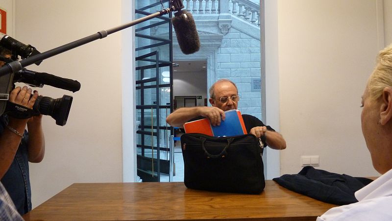 Emilio Gutiérrez Caba recoge los cuadernos y los lápices