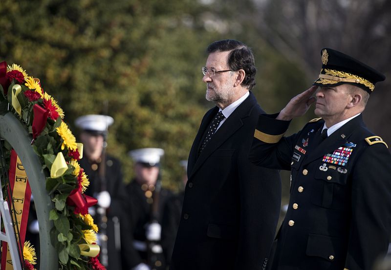 Rajoy ha sido recibido por el comandante mayor del distrito de Washington, Jeffrey S.Buchanan