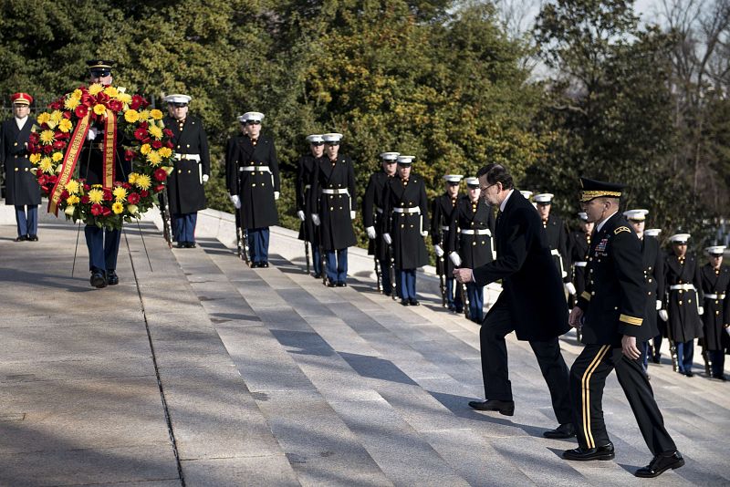 El presidente del Gobierno presenta una ofrenda floral en el monumento en Washington.