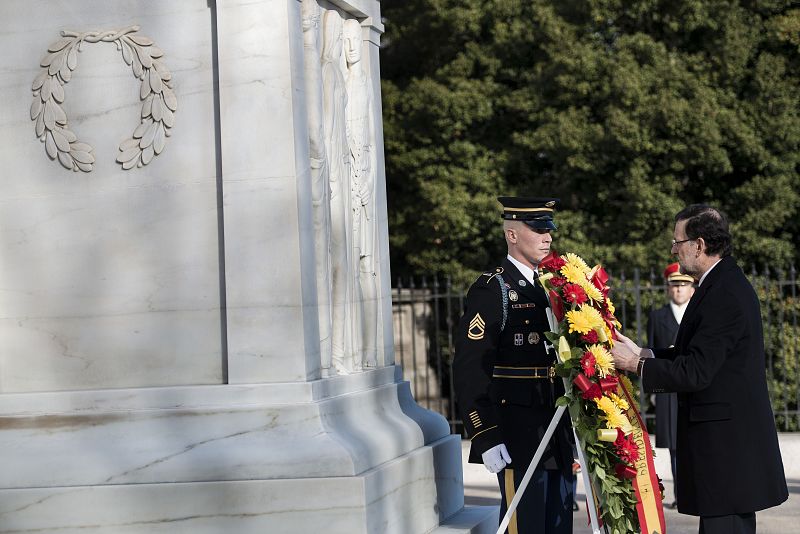 Momento en el que el presidente español coloca una corona en la tumba del soldado desconocido en Arlington.