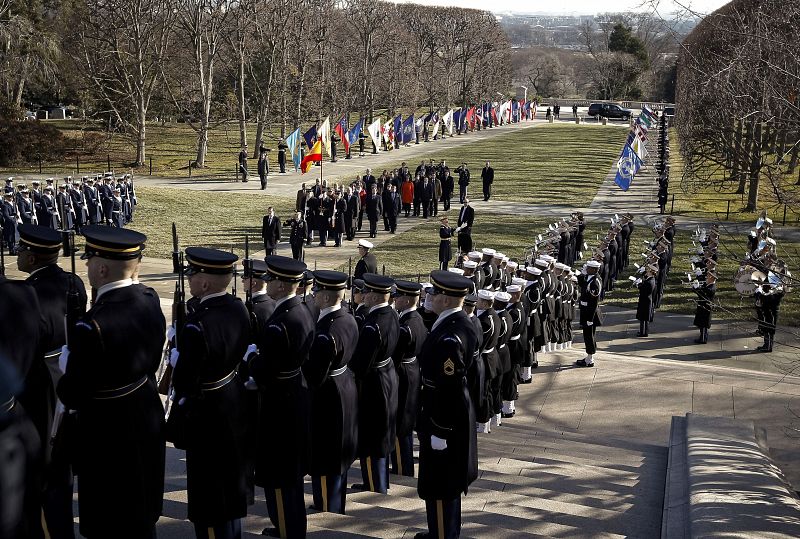 El presidente del Gobierno inicia con la visita al cementerio de Arlington la agenda de su visita a Washington, a donde llegó la noche del domingo.