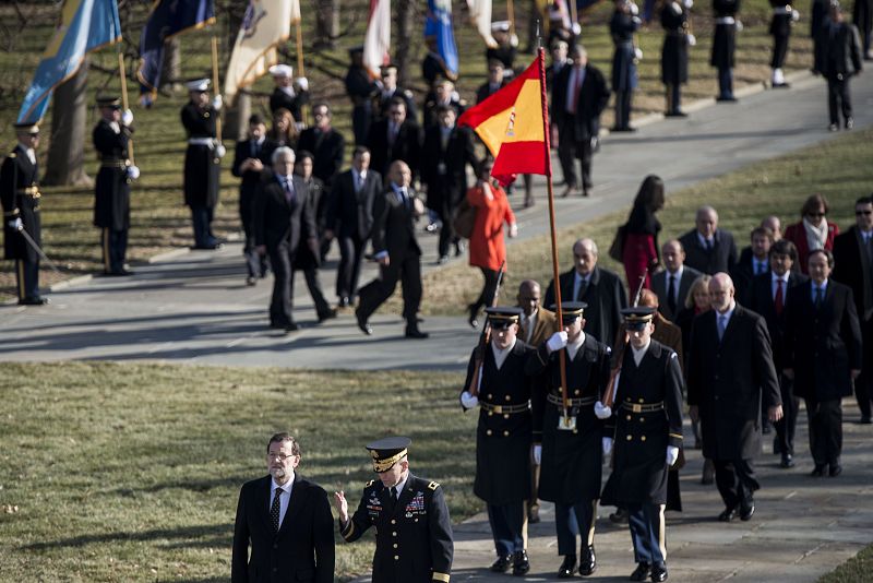 En el cementerio de Arlington reposan los restos de unos 300.000 soldados estadounidenses muertos en diversas guerras, hay memoriales en recuerdo de víctimas como las de los atentados del 11S y se encuentra la tumba del presidente Kennedy.