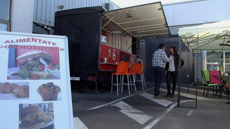 Koldo se gana la vida haciendo perritos calientes en un camión