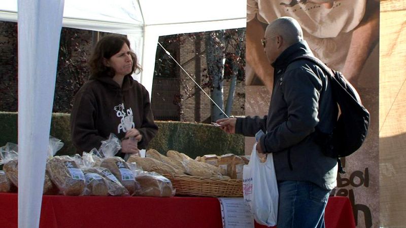 Un puesto del mercadillo en el que se vende pan ecológico
