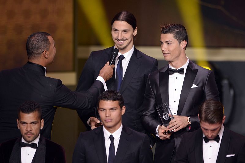 Zlatan Ibrahimovic y Cristiano Ronaldo durante la celebración de la gala de la FIFA del Balón de Oro 2013 en Zurich.