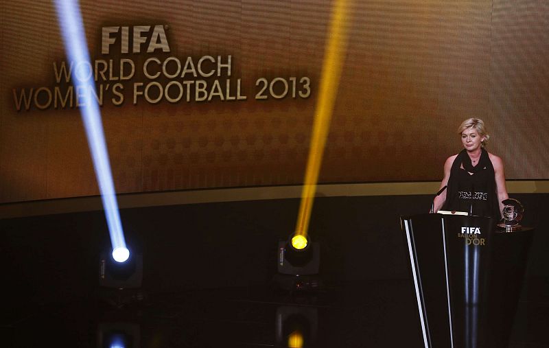 Silvia Neid recoge el premio a la mejor seleccionadora de la FIFA en fútbol femenino durante la ceremonio del Balón de Oro de la FIFA 2013 en Zurich.