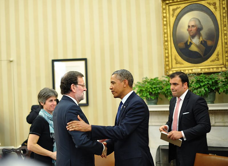 El presidente de EE.UU., Barack Obama, y el presidente español, Mariano Rajoy, se estrechan la mano en el despacho oval de la Casa Blanca.