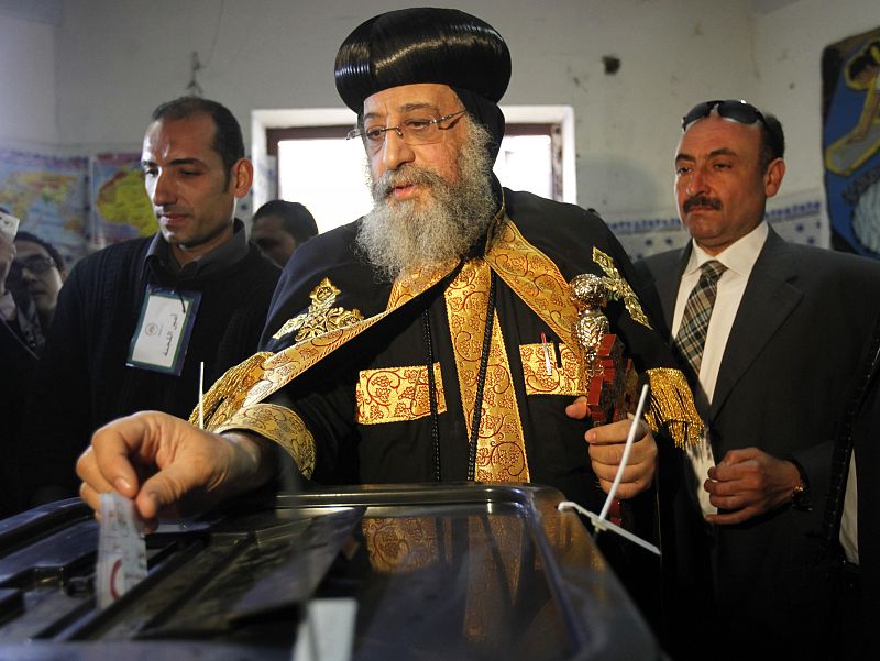 El papa copto Teodoro II, que apoyó el golpe de Estado militar contra los islamistas, ha votado en un colegio de la capital.