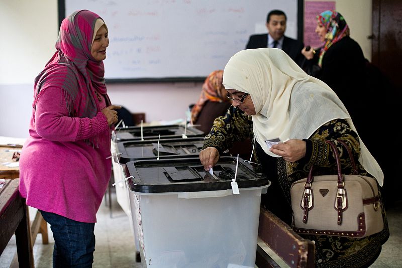 Una mujer vota en un colegio de Mounira, en El Cairo