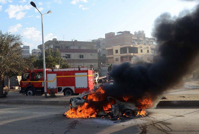 Un coche arde por circunstancias no aclaradas en el distrito cairota de Giza