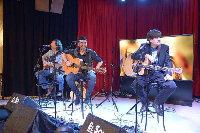 El grupo Los secretos no ha querido perderse la presentación. ofreciendo un pequeño concierto a los asistentes. Entre otros temas, han interpretado la sintonía de la serie.