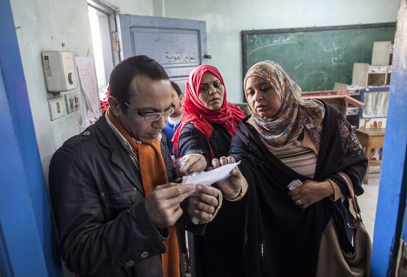 Una mujer se identifica para votar en El Cairo