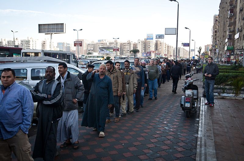 Colas para votar en la segunda jornada del referéndum, en el distrito de Ciudad Nasser de El Cairo
