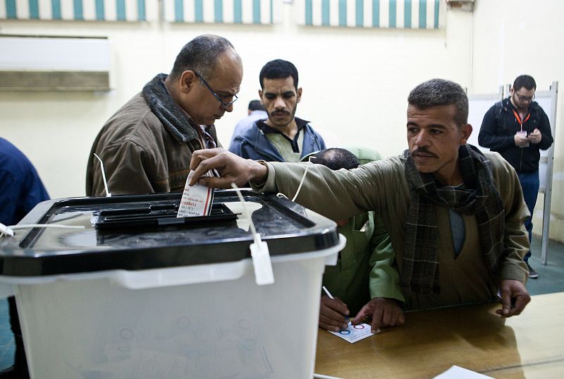 Un hombre deposita su voto en la urna en Ciudad Nasser, en El Cairo