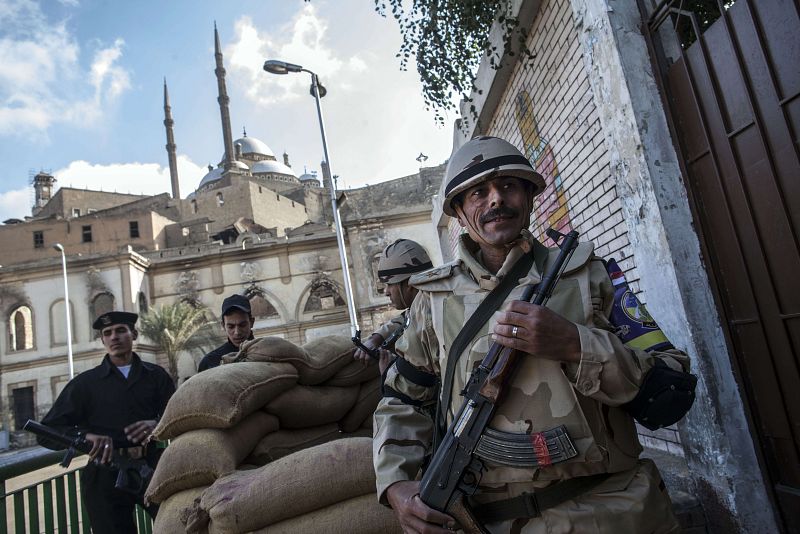 Ejército y Policía vigilan los colegios electorales