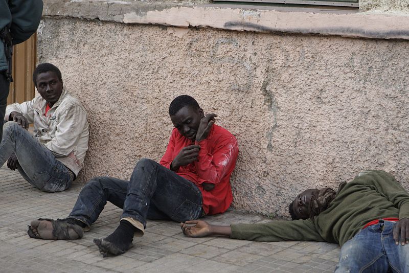 AL MENOS 60 INMIGRANTES ENTRAN EN MELILLA EN UN ASALTO MASIVO A LA VALLA