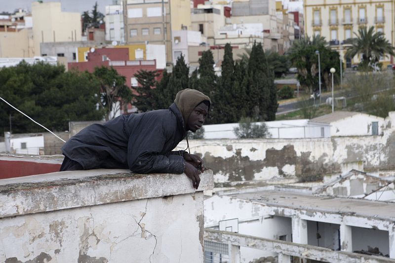 AL MENOS 60 INMIGRANTES ENTRAN EN MELILLA EN UN ASALTO MASIVO A LA VALLA