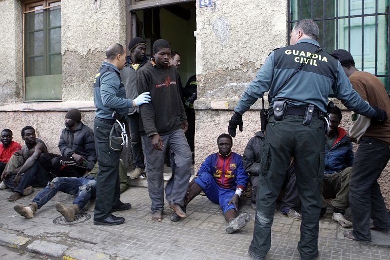 AL MENOS 60 INMIGRANTES ENTRAN EN MELILLA EN UN ASALTO MASIVO A LA VALLA