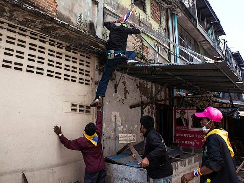 Los opositores han penetrado en el edificio para encontrar a quienes han lanzado el artefacto