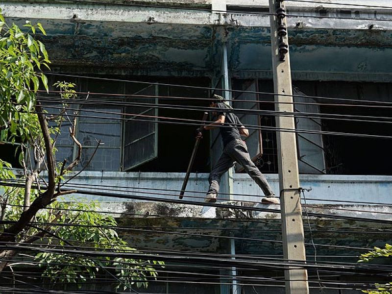 El artefacto ha sido lanzado por desconocidos desde un edificio abandonado