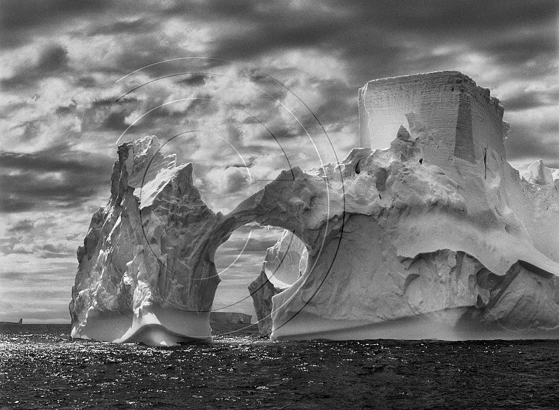 Iceberg entre la Isla Paulet y las Islas Shetland del Sur, en el Mar de Weddell (Península Antártica).