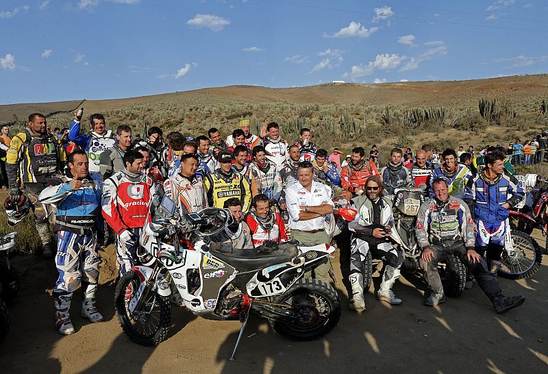 Dakar Rally director Lavigne poses with riders before the thirteen stage of the Dakar Rally 2014 from La Serena to Valparaiso