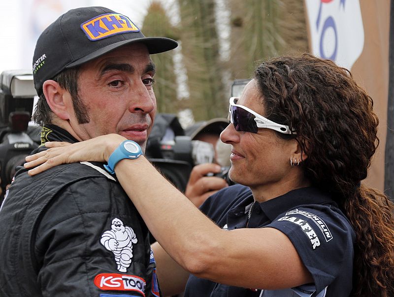 Roma of Spain celebrates with his wife Romero Font after winning the sixth South American edition of the Dakar Rally 2014 in Valparaiso