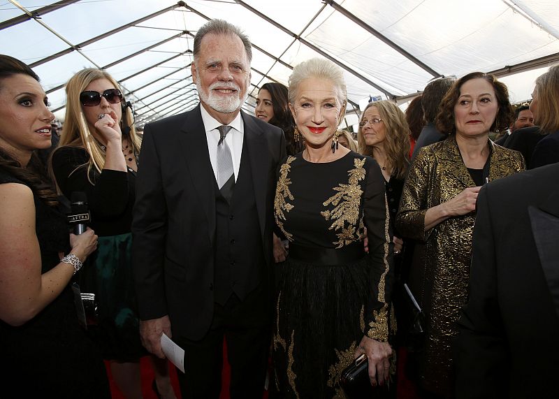 La actriz Helen Mirren, acompañada por su marido, el director Taylor Hackford, en su llegada a la vigésima edición de los premios del sindicato de actores de EE.UU. en Los Angeles, California