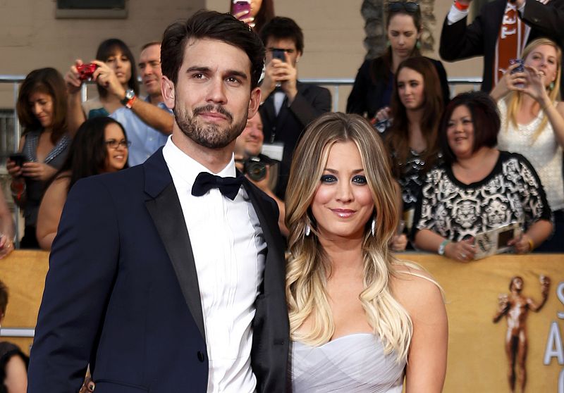 La actriz Kaley Cuoco de "The Big Bang Theory" y su marido, el tenista Ryan Sweeting, en la alfombra roja de los Screen Actors Guild Awards en Los Angeles, California