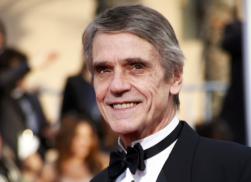 El actor Jeremy Irons, protagonista de la serie "Los Borgia", posa en su llegada a la 20ª edición de los premios del Sindicato de Actores en Los Angeles, California