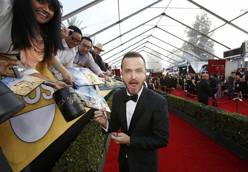 El actor Aaron Paul, protagonista de la serie "Breaking Bad", firma autógrafos en la alfombra roja de los Screen Actors Guild Awards en Los Angeles