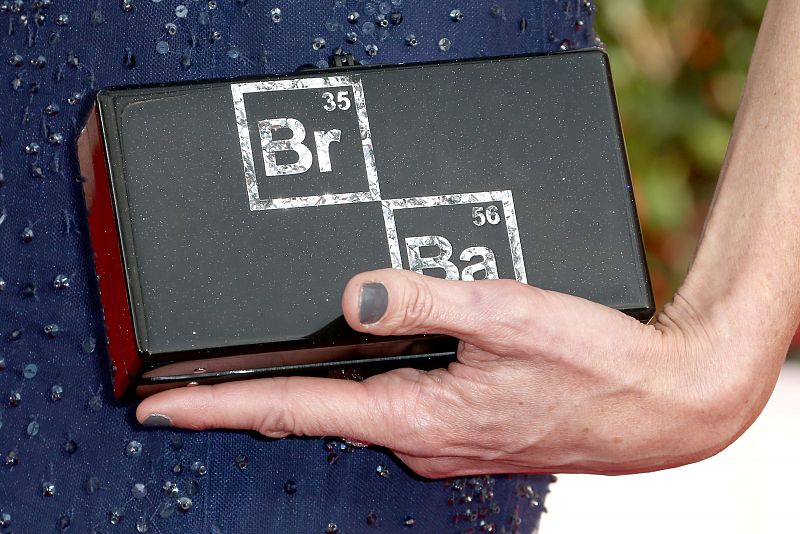 La actriz Anna Gunn se ha presentado con un bolso con el logotipo de la serie "Breaking Bad", en la que encarnó a Skyler, la esposa del protagonista Walter White