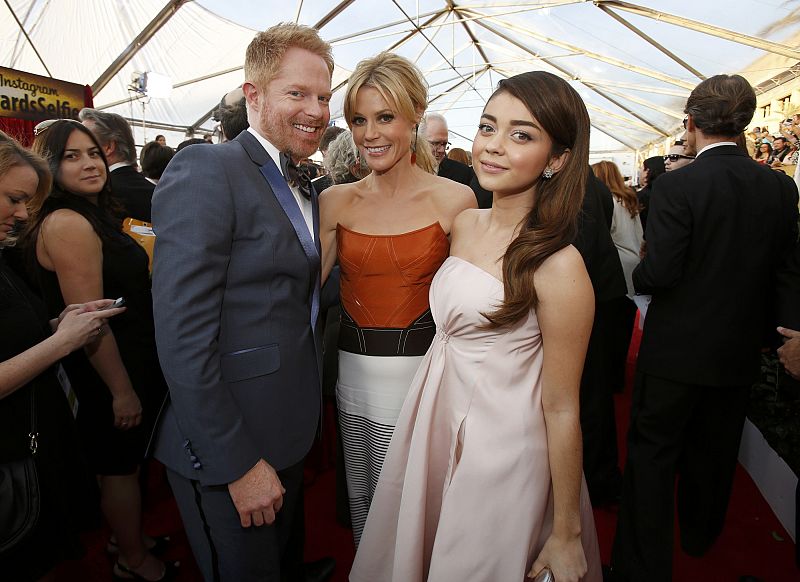 Los actores Jesse Tyler Ferguson (I), Julie Bowen (C) y Sarah Hyland (D) en la alfombra roja de los premios del Sindicato de Actores de EE.UU.