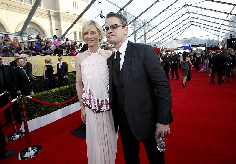 Los actores Cate Blanchett y Matt Damon posan juntos en la alfombra roja de la vigésima edición de los Screen Actors Guild Awards en Los Angeles