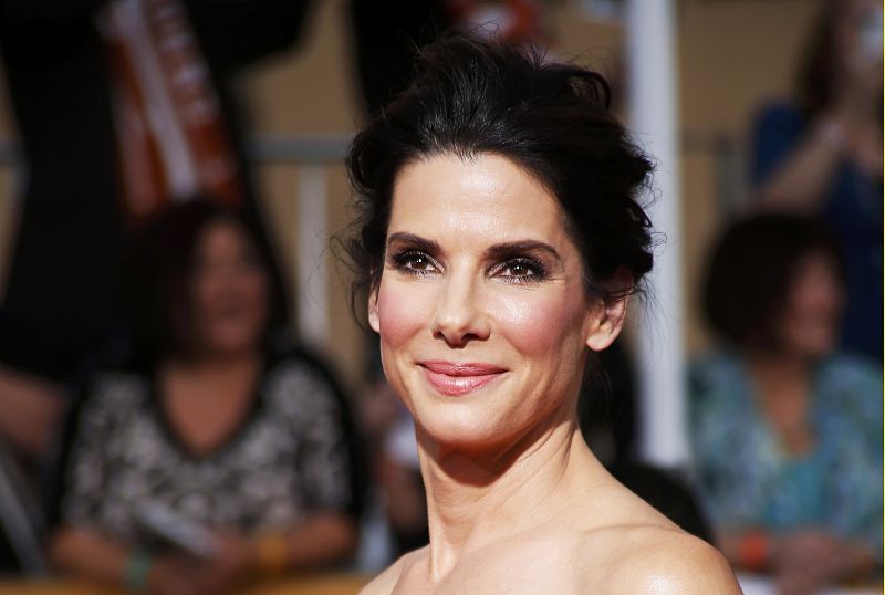 La actriz Sandra Bullock posa en su llegada a los Screen Actors Guild Awards en Los Angeles, California