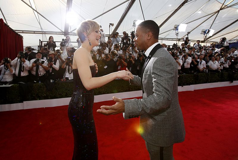 La actriz Jennifer Lawrence y el actor Cuba Gooding JR. se saludan en la alfombra roja de los Screen Actors Guild Awards