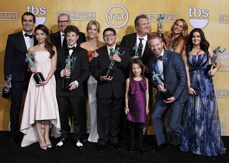 El reparto de la serie de comedia "Modern Family" posa tras recibir los galardones a mejor actuación conjuntaen los premios del Sindicato de Actores de 2014