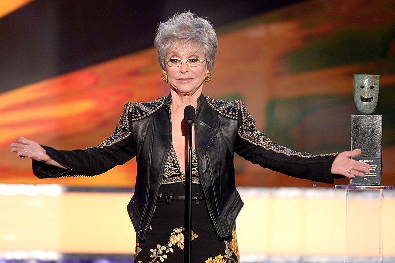 La actriz de origen puetorriqueño Rita Moreno recibe el galardón especial por su trayectoria durante la gala de premios del Sindicato de Actores de EE.UU. en Los Angeles, California