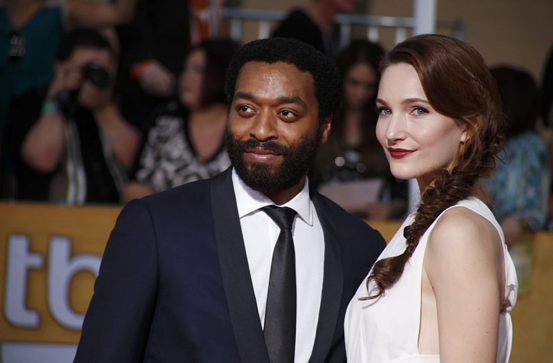 El actor Chiwetel Ejiofor y su pareja Sari Mercer posan en la alfombra roja de los premios del Sindicato de Actores de EE.UU.
